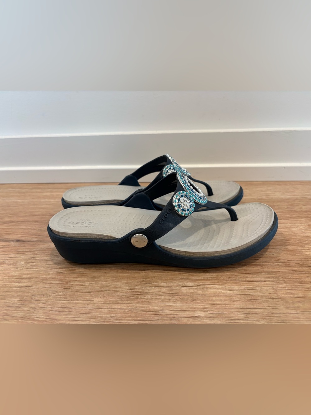 CROCS Sarah Diamante Wedge Flip Sandals Dual Comfort in Navy and Turquoise 8 - Picture 11 of 11